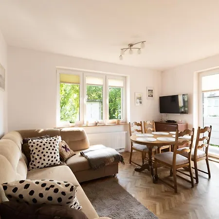 Bright And Cosy 3city In With Parking By Renters Apartment