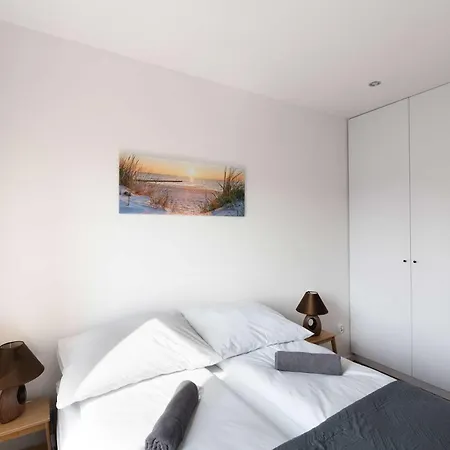 Bright And Cosy 3city In With Balcony By Renters Apartment *